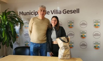 RECONOCIMIENTO A UNA VECINA POR SU GESTO DE COMPROMISO TRAS EL PARTIDO DE ARGENTINA